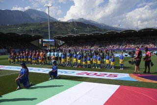 Les deux formations se présentent au public avant le match à Tourbillon